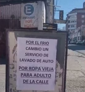 (audio) Por el frío, en Salta lavan autos a cambio de ropa para personas en situación de calle