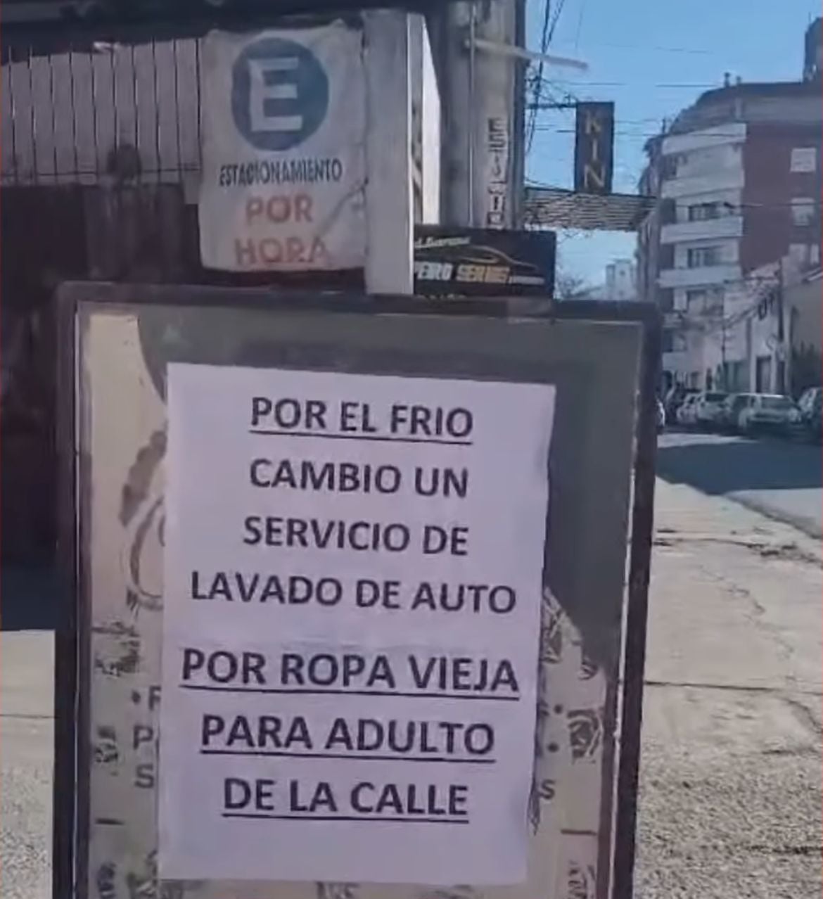 (audio) Por el frío, en Salta lavan autos a cambio de ropa para personas en situación de calle