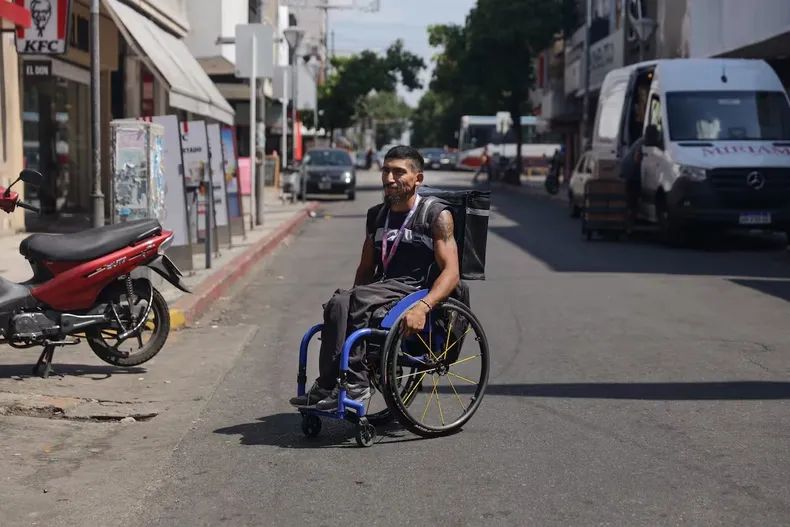 (audio) Está en silla de ruedas y hace delivery para darle lo mejor a su hijo: la historia de Leo Soria