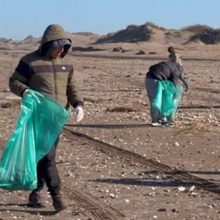 (fotos-video) Una marea solidaria: así limpiaron 15 kilómetros de playa en Monte Hermoso