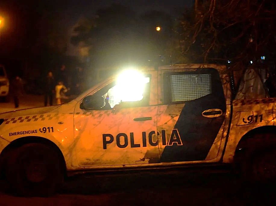 Tienen 14 años, huyen de la policía y descartan un arma