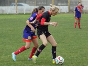 Fútbol femenino: Ganó Huracán y es único puntero y Colegiales perdió el invicto