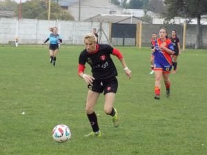 Fútbol femenino: Ganó Huracán y es único puntero y Colegiales perdió el invicto