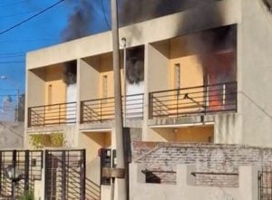 (fotos-videos) Voraz incendio afectó a tres departamentos en calle Alberdi al 820
