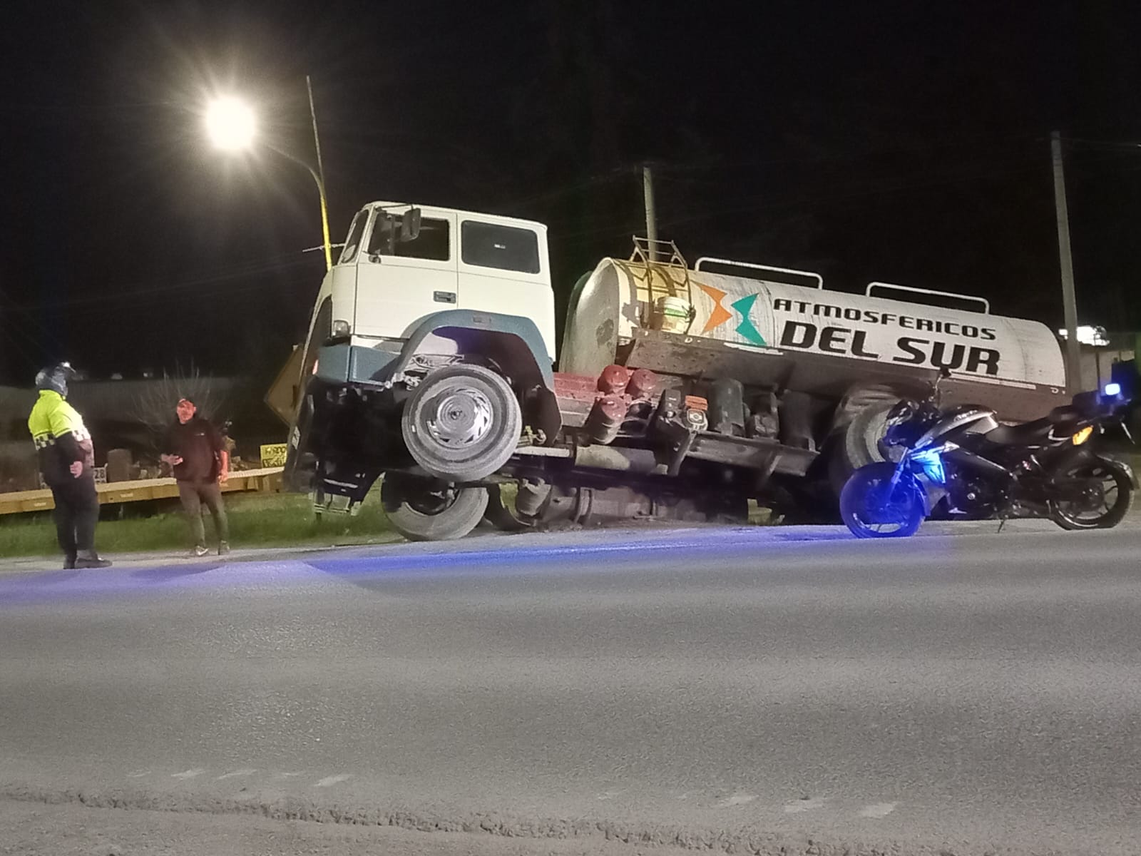 (video)Camión atmosférico cayó a una cuneta en Ruta 3 y San Lorenzo