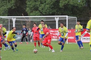 Fútbol: Alumni empató y continua puntero e invicto en Segunda