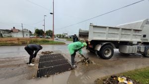 Las Cuadrillas municipales continúan trabajando en distintos puntos de la ciudad tras el temporal