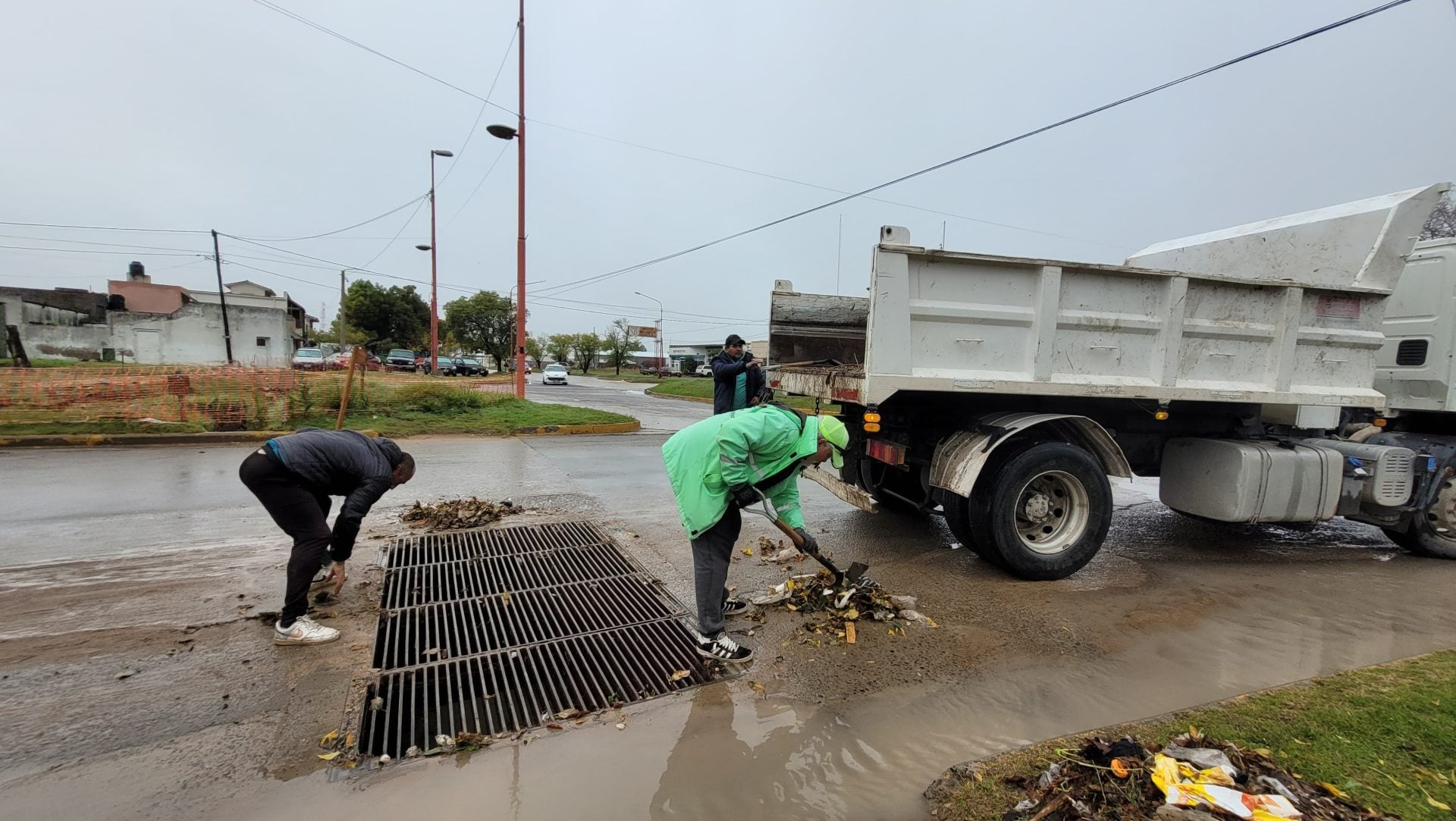 Las Cuadrillas municipales continúan trabajando en distintos puntos de la ciudad tras el temporal