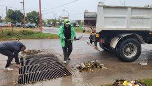Las Cuadrillas municipales continúan trabajando en distintos puntos de la ciudad tras el temporal
