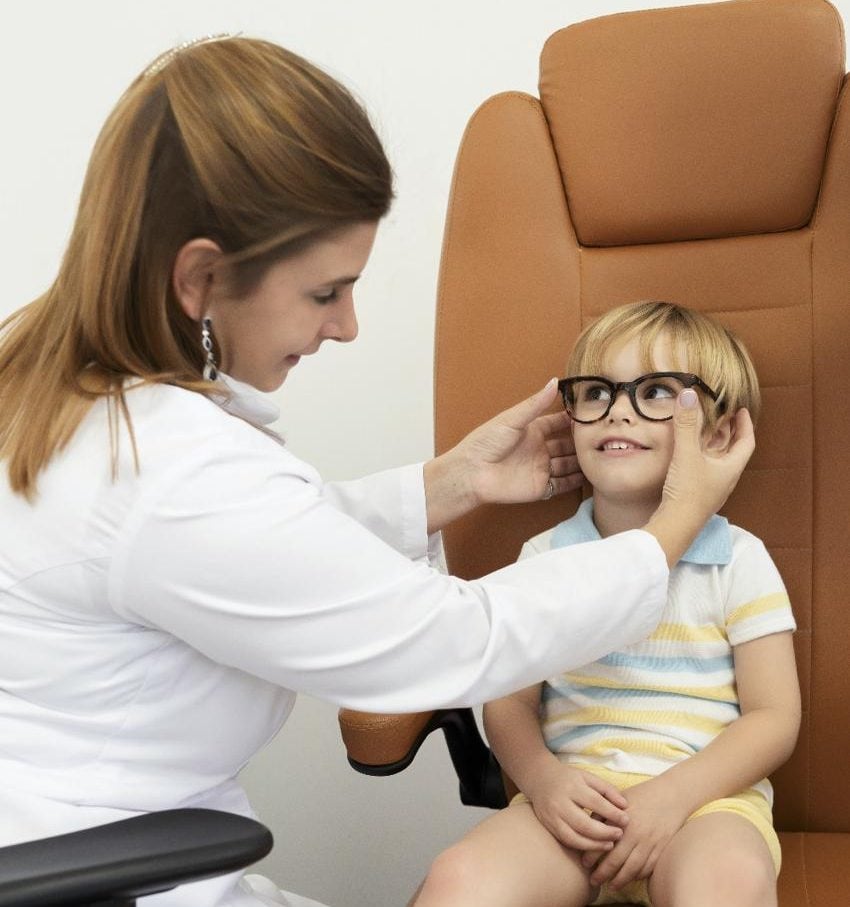 Más allá de los lentes: Protegiendo el futuro visual de tus hijos hoy