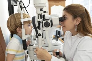 Más allá de los lentes: Protegiendo el futuro visual de tus hijos hoy
