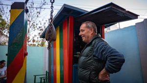 La histórica calesita que sigue girando en el patio de una casa