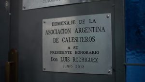 La histórica calesita que sigue girando en el patio de una casa