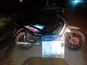 Policía y Patrulla Urbana evitaron robo de una moto. Dos presos