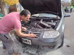 Se le prendió fuego el auto, lo apagó con ayuda de los vecinos