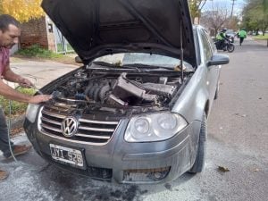 Se le prendió fuego el auto, lo apagó con ayuda de los vecinos