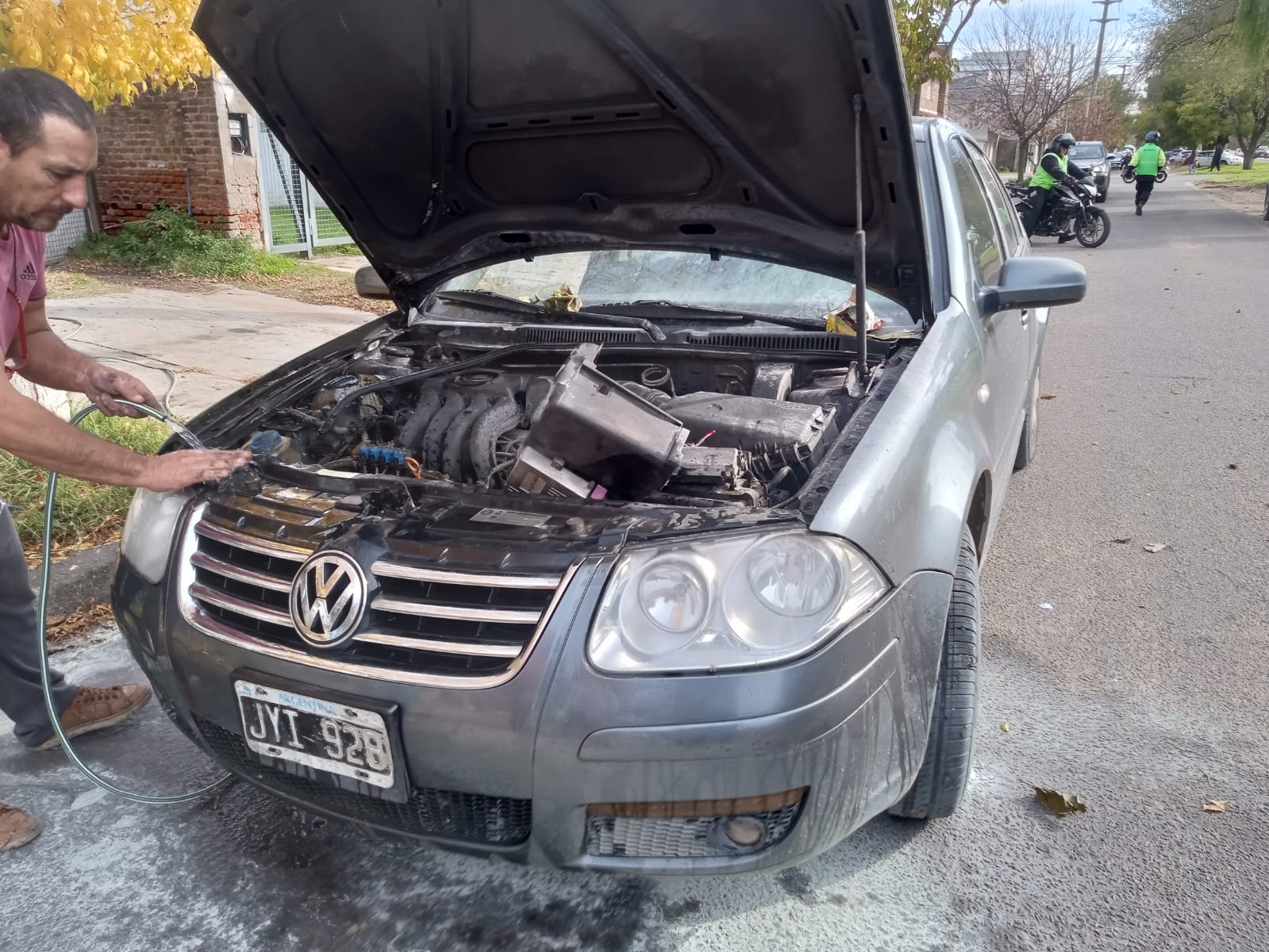 Se le prendió fuego el auto, lo apagó con ayuda de los vecinos