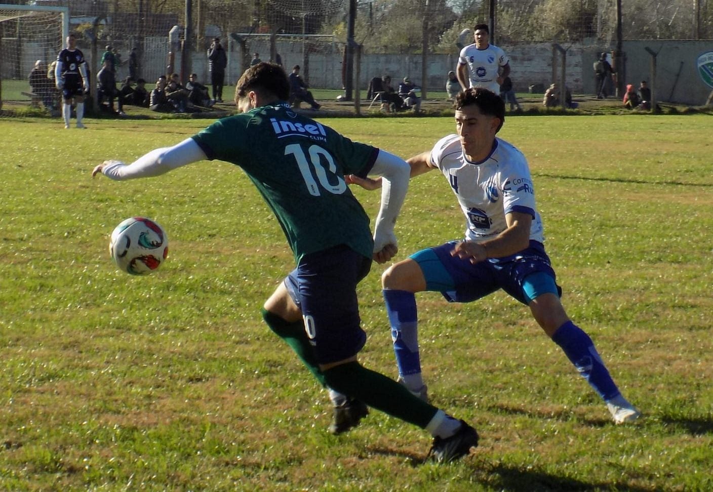 El puntero invicto no da tregua: Villa goleó 4-1 y espera el choque de planetas ante el escolta