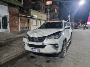 El riesgo de los recolectores: uno herido y la conductora de la camioneta que embstió también