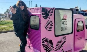 (audio) Postergó durante 30 años su sueño y hoy enamora con un carrito rosa lleno de magia