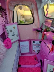 (audio) Postergó durante 30 años su sueño y hoy enamora con un carrito rosa lleno de magia