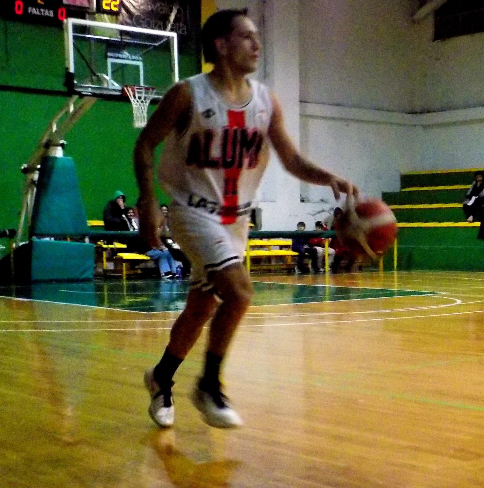 Básquet Provincial: Alumni venció a Independiente y sigue puntero