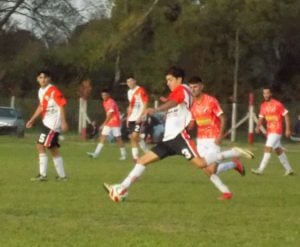 Fútbol: Agrario ganó y es puntero hasta que juegue Alumni