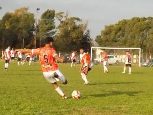 Fútbol: Agrario ganó y es puntero hasta que juegue Alumni