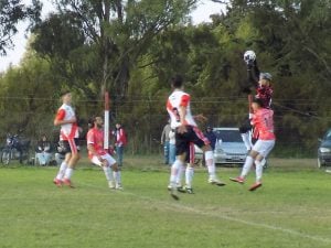 Fútbol: Agrario ganó y es puntero hasta que juegue Alumni