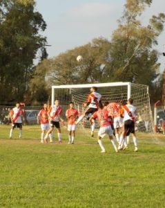 Fútbol: Agrario ganó y es puntero hasta que juegue Alumni