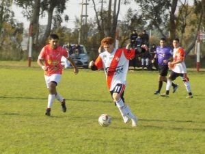 Fútbol: Agrario ganó y es puntero hasta que juegue Alumni