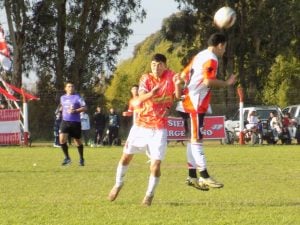 Fútbol: Agrario ganó y es puntero hasta que juegue Alumni