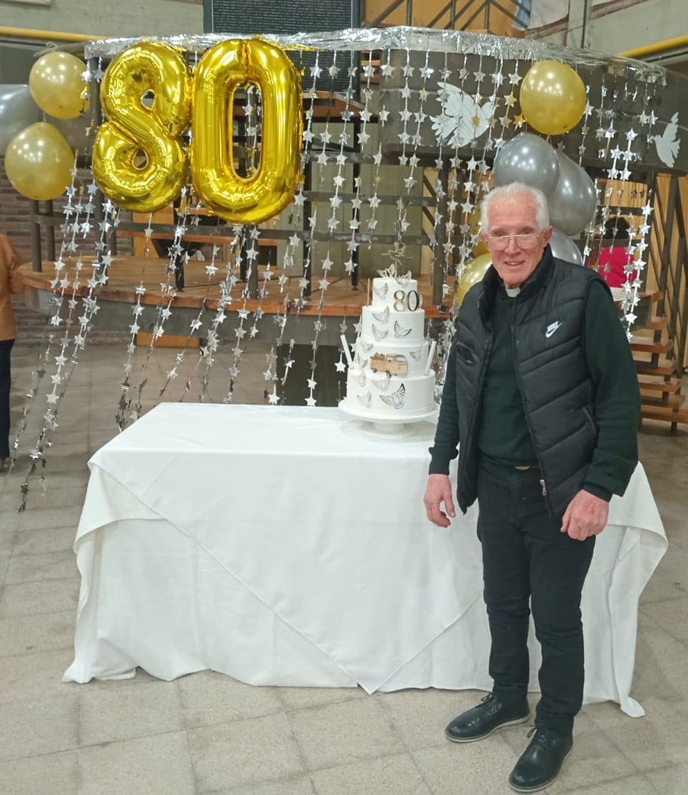 (video)El padre Torquatti festejó sus 80 años