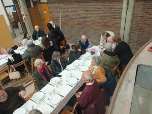 (video)El padre Torquatti festejó sus 80 años