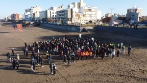 (fotos-video) Una marea solidaria: así limpiaron 15 kilómetros de playa en Monte Hermoso