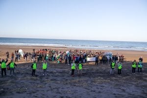 (fotos-video) Una marea solidaria: así limpiaron 15 kilómetros de playa en Monte Hermoso