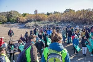 (fotos-video) Una marea solidaria: así limpiaron 15 kilómetros de playa en Monte Hermoso