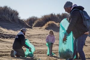 (fotos-video) Una marea solidaria: así limpiaron 15 kilómetros de playa en Monte Hermoso