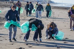 (fotos-video) Una marea solidaria: así limpiaron 15 kilómetros de playa en Monte Hermoso