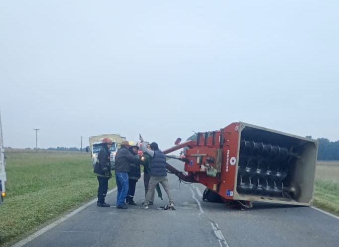 Ruta 3: Se desprendió tolva que era transportada por una camioneta. No hubo lesionados