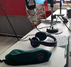 La simpleza de una gorra, la fuerza de una radio