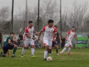 Fútbol Primera: Villa ganó y sigue puntero