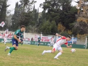 Fútbol Primera: Villa ganó y sigue puntero