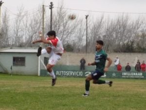 Fútbol Primera: Villa ganó y sigue puntero