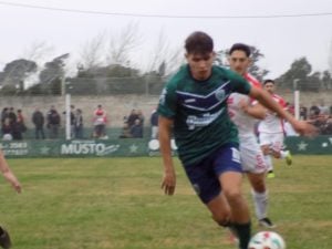 Fútbol Primera: Villa ganó y sigue puntero