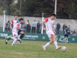 Fútbol Primera: Villa ganó y sigue puntero