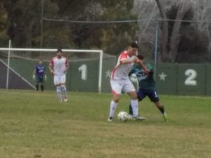 Fútbol Primera: Villa ganó y sigue puntero