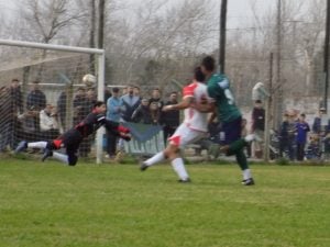 Fútbol Primera: Villa ganó y sigue puntero