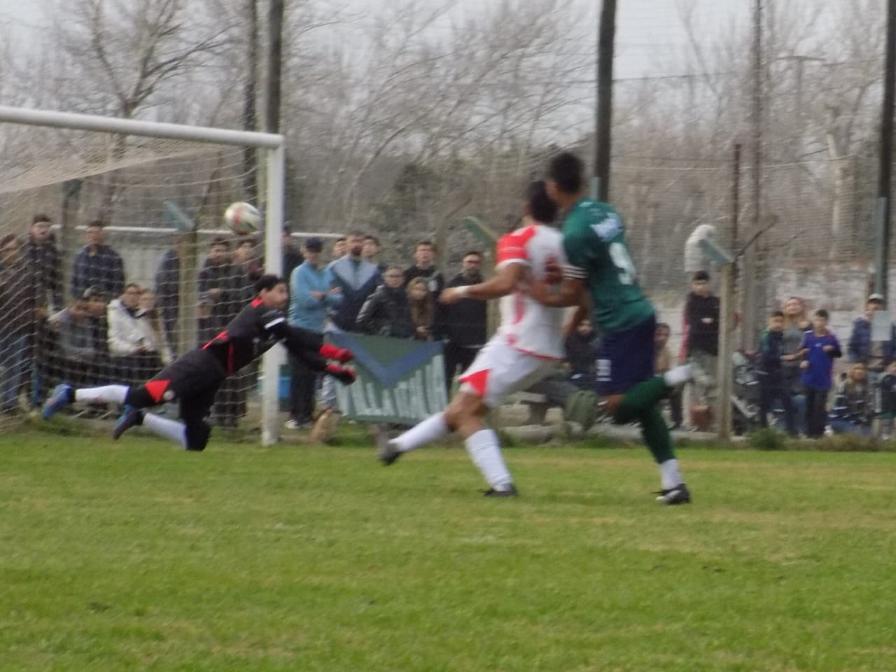 Fútbol Primera: Villa ganó y sigue puntero
