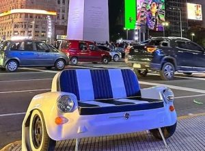 (audio) Es carpintero naval y crea originales sillones con piezas recicladas de autos